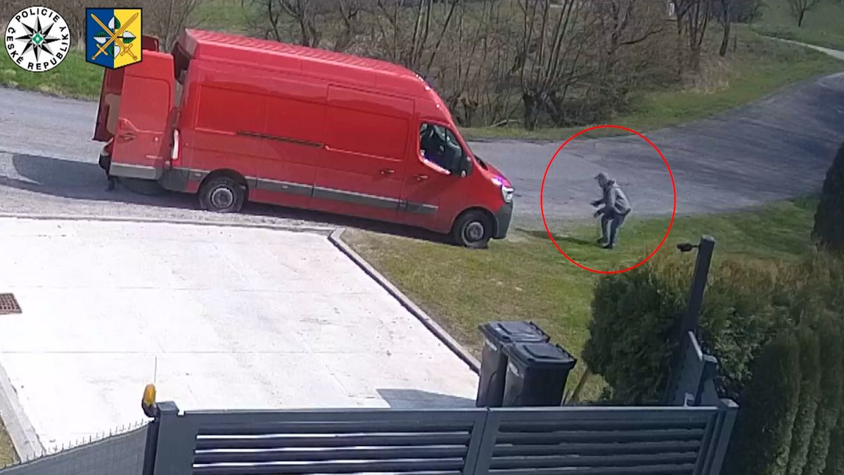 Zloděj na Zlínsku propíchl dodávce kolo, aby řidiče mohl okrást. Nepočítal s kamerou